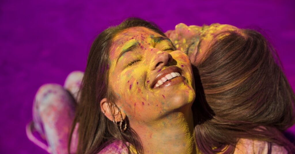 Casal se divertindo durante o Carnaval, rodeado por confetes e serpentinas, simbolizando a leveza e a liberdade das relações efêmeras da época.