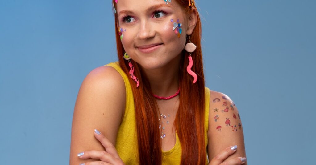 Mulher removendo maquiagem após o Carnaval com água micelar