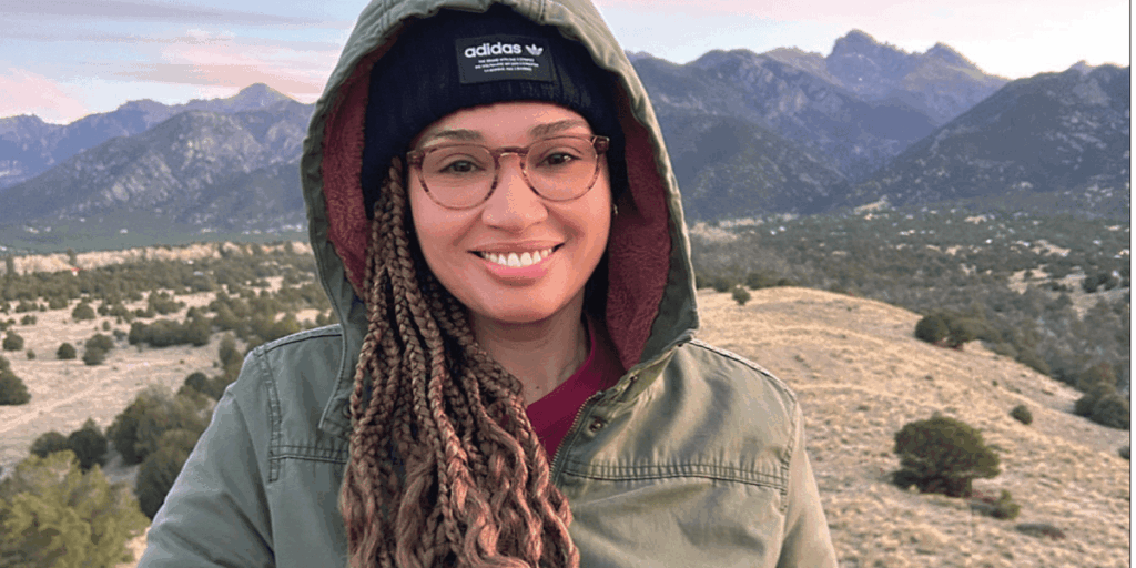 Mulher feliz após cirurgia de redução de seios