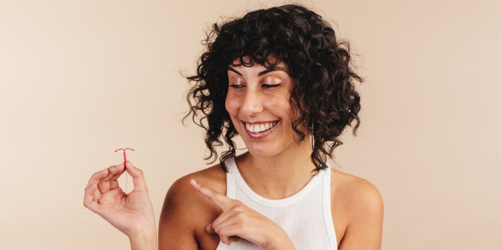 Imagem representativa de um dispositivo intrauterino (DIU) utilizado como método contraceptivo.