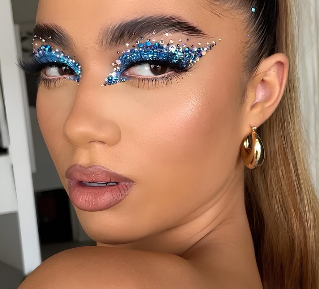 Maquiagem vibrante e colorful para o Carnaval com brilho e cores