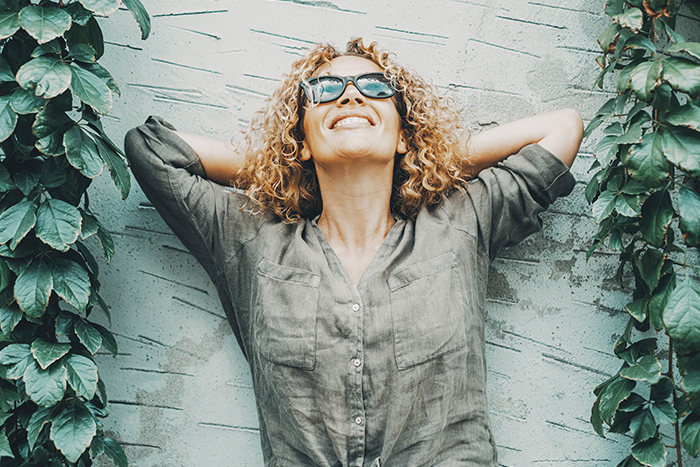 Mulher em um ambiente tranquilo, refletindo sobre a menopausa e o bem-estar