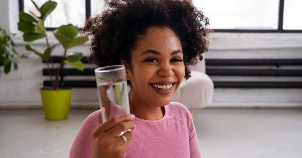 Lábios hidratados e saudáveis decorados com folhas de outono ao fundo