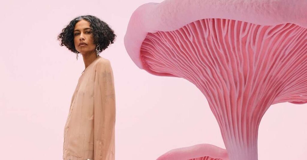 Mulheres acima dos 50 anos desfilando com estilo e elegância na moda atual