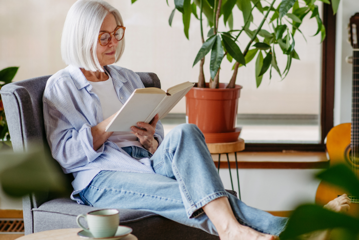 Mulher refletindo em um ambiente tranquilo, simbolizando a solidão escolhida e o empoderamento feminino.