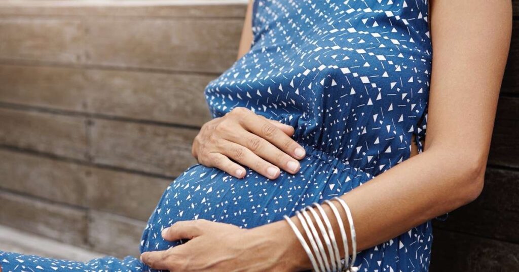 Gráfico mostrando a desigualdade no acesso ao pré-natal no Brasil por raça e escolaridade