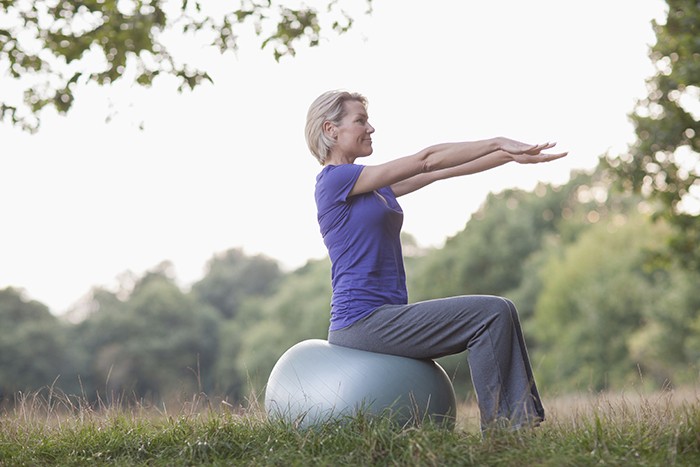 Mulher realizando exercícios para fortalecimento do pavimento pélvico após histerectomia