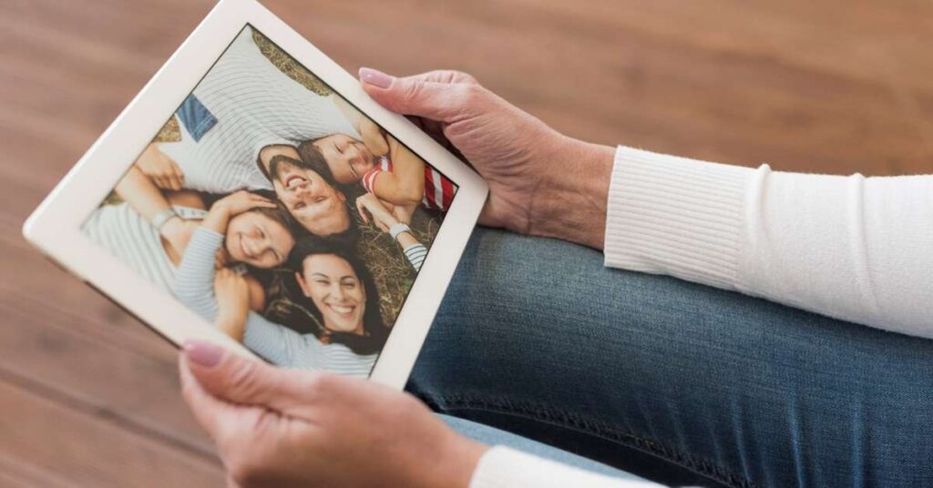 Representação simbólica do ninho vazio, com um ninho abandonado em um ambiente familiar, refletindo a dor da separação e novos começos na vida dos pais.