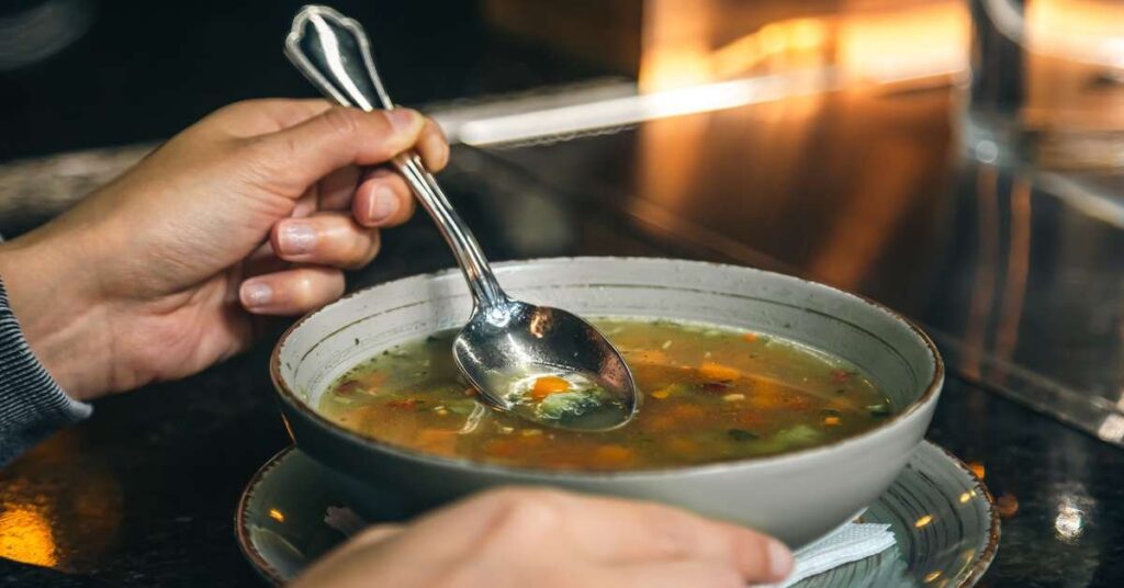 Alimentos saudáveis de outono, incluindo frutas e vegetais que fortalecem o sistema imunológico.