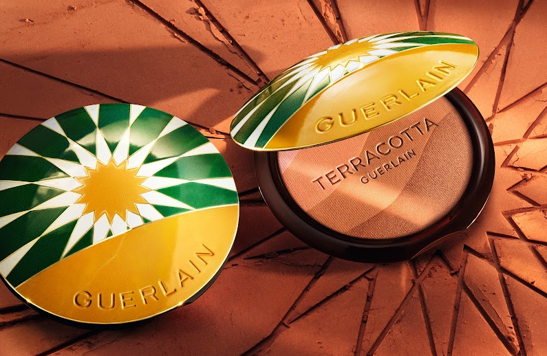 Pó bronzeador Guerlain Terracotta Summer Glow inspirado no deserto marroquino, com embalagem ornamental e tonalidades de bronze.