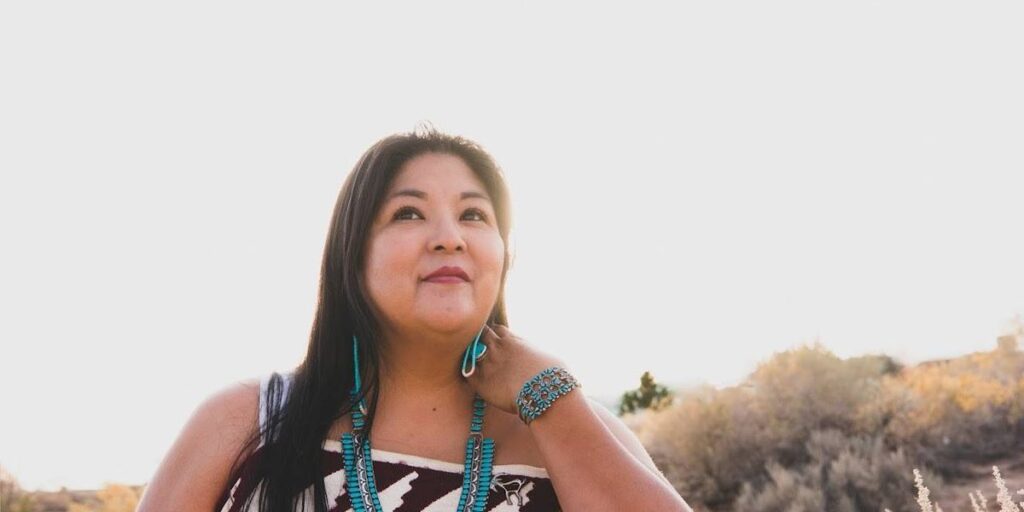 Shayai Lucero, uma mulher do Pueblo de Acoma, refletindo sobre saúde e bem-estar após um infarto aos 43 anos