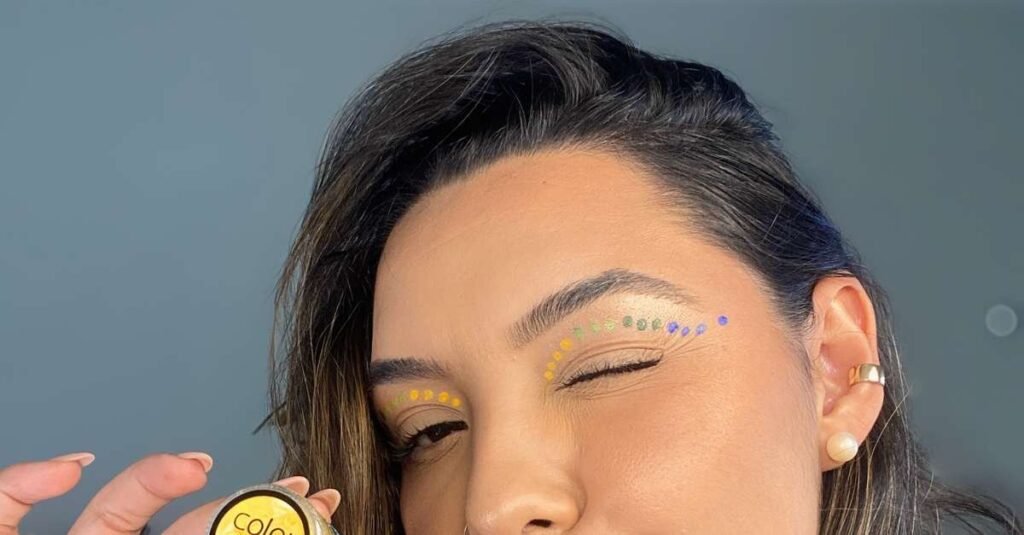 Maquiagem criativa nas cores verde e amarelo inspirada na Copa do Mundo