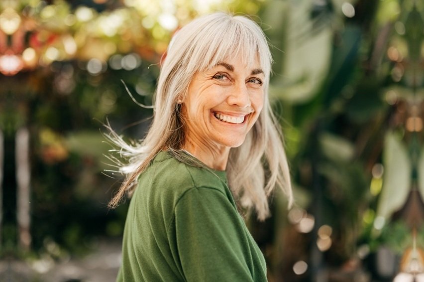 Mulher em consultório médico discutindo sintomas da menopausa