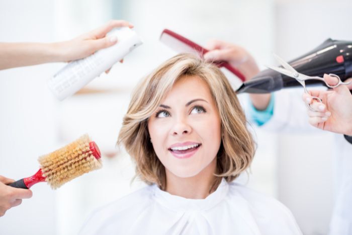 Mulher madura com novo corte e cor de cabelo, exibindo confiança e estilo.
