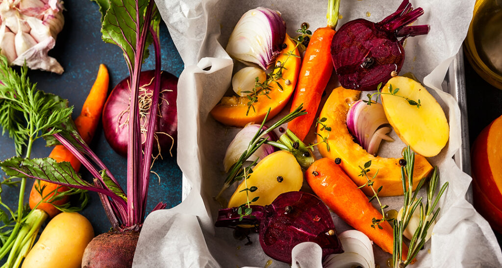 Alimentos saudáveis para fortalecer o sistema imunológico, incluindo frutas cítricas, brócolos, alho, gengibre, espinafres, amêndoas, chá verde, papaia, frango e mariscos.