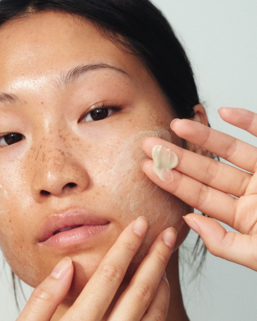 Produtos de skincare coreano em prateleira de loja